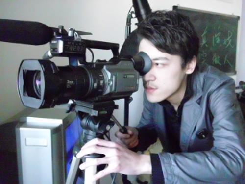 2009年底,任职《麦子熟了》制片主任,带领制片部门对摄制组的工作实施